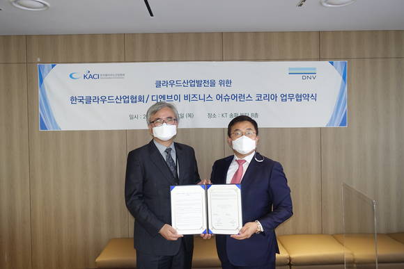 ▲송재호 한국클라우드산업협회 회장(왼쪽)과 이장섭 DNV비즈니스어슈어런스코리아 대표가 14일 클라우드 보안 상호 협력 증진을 위한 업무협약을 체결한 뒤 기념촬영을 하고 있다. / 사진=한국클라우드산업협회