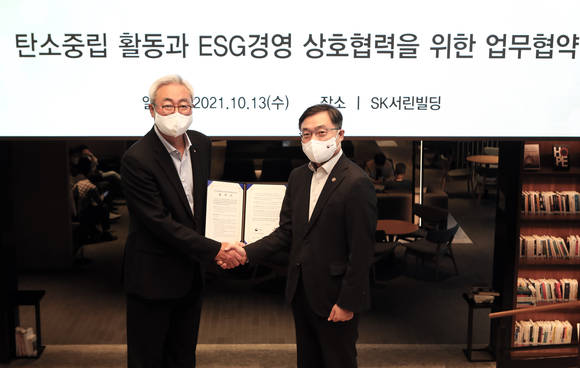▲김준 SK수펙스추구협의회 환경사업위원회 위원장(왼쪽)과 최병암 산림청장이 ‘탄소중립 활동과 ESG경영 상호협력을 위한 업무협약’을 체결한 뒤 악수를 나누고 있다. /사진=SK그룹