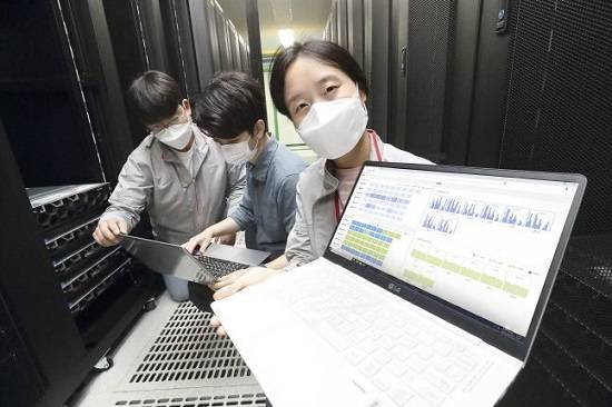 ▲KT 직원들이 KT 목동 클라우드 센터에서 AI GPU 통합자원 관리 플랫폼 최적화를 수행하고 있다. / 사진=KT