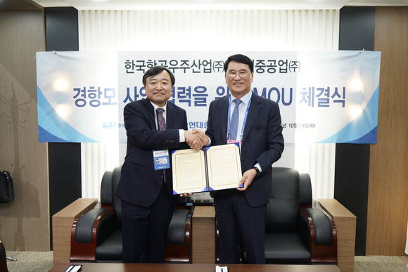 ▲안현호 한국항공우주산업 사장(왼쪽)과 한영석 현대중공업 부회장이 경항공모함 개발 협력 양해각서 체결식에서 기념촬영을 하고 있다. / 사진=한국항공우주산업