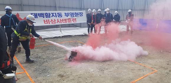 .▲강원도 태백시 황지동에 공사 중인 부영 아파트 현장에서 가을 한파 대비 안전사고 예방 및 관리에 힘쓰고 있는 모습 / 사진=부영그룹