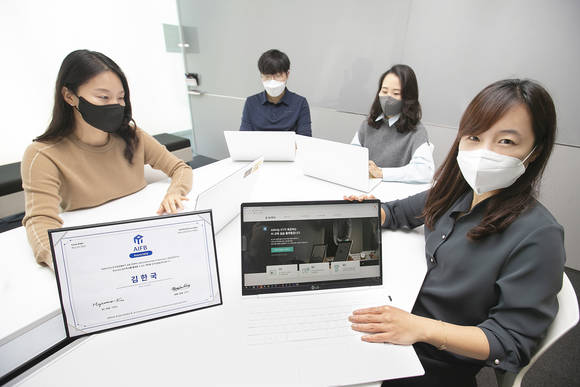 ▲KT는 대한민국 인공지능 인재양성을 위해 AI 자격인증 AIFB를 선보인다고 밝혔다. 사진은 KT 직원들이 AIFB를 홍보하고 있는 모습 / 사진=KT