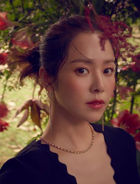 ▲골든듀 2021 F/W ‘지베르니 포 시즌스 컬렉션’ X 한지민 화보 / 사진=골든듀