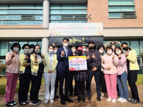 ▲호식이두마리치킨은 노인전문 요양시설인 진명고향마을을 방문해 치킨 전달식을 진행했다고 밝혔다. / 사진=호식이두마리치킨