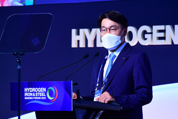 ▲서울 삼성동 그랜드 인터콘티넨탈 파르나스에서 열린 HyIS 2021 개막식에서 최정우 포스코그룹 회장이 개회사를 하고 있다. / 사진=포스코