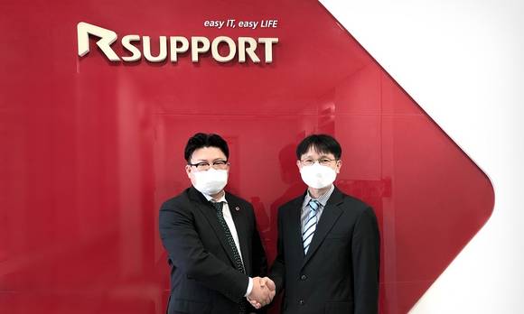 ▲송의 알서포트 부사장(오른쪽)과 안호준 올림플래닛 부사장이 전략적 파트너십을 체결한 뒤 기념촬영을 하고 있다. / 사진=알서포트
