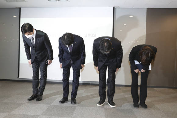 ▲KT 주요 임원들이 1일 KT광화문사옥에서 열린 설명회에서 사과하고 있다. / 사진=KT