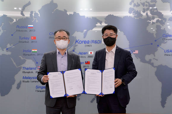 ▲임재환 유비온 대표(왼쪽)와 이동석 티맥스에이아이 대표가 인공지능 기술 기반 자격증 교육서비스 개발 협력을 위한 MOU를 체결한 뒤 기념촬영을 하고 있다. / 사진=티맥스에이아이