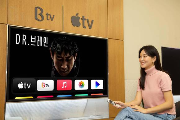 ▲SK브로드밴드를 통해 애플 TV 4K를 구입·설치한 고객이 콘텐츠를 즐기고 있다. / 사진=SK브로드밴드