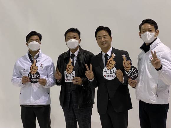 ▲(왼쪽부터) 문상기 전무, 류정규 부사장, 류승수 배우, 임철우 이사 / 사진=유코브릭