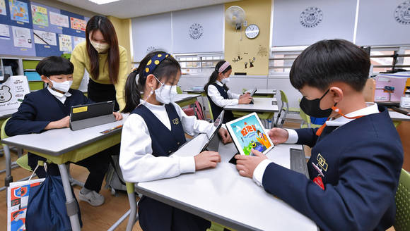 ▲홍대부속초등학교 학생들이 현대모비스가 개발한 교통안전 교육용 애플리케이션을 체험하고 있다. / 사진=현대모비스