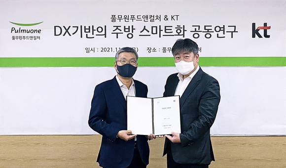 ▲이우봉 풀무원푸드앤컬처 대표(왼쪽)와 성제현 KT 강남법인단장이 지난 11일 서울 송파구 풀무원푸드앤컬처 본사에서 업무협약을 체결한 뒤 기념 촬영을 하고 있다. / 사진=풀무원푸드앤컬처