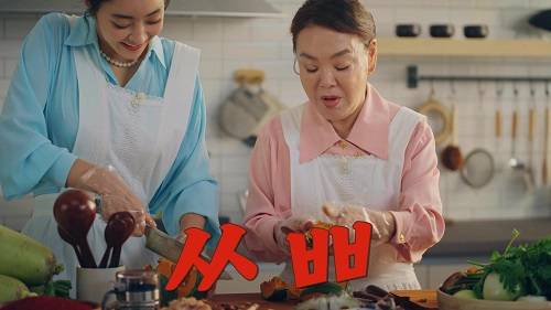 ▲연예계 대표 고부 배우 김수미(오른쪽), 서효림이 함께한 ‘수미가(家) 제철김치’ 영상의 한 장면. LG전자의 신제품 김치냉장고 ‘LG DIOS 김치톡톡 오브제컬렉션’의 장점을 자연스럽게 보여준다. / 사진=LG전자