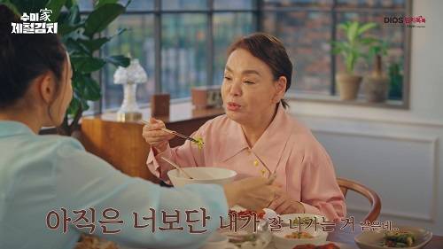 ▲연예계 대표 고부 배우 김수미(오른쪽), 서효림이 함께한 ‘수미가(家) 제철김치’ 영상의 한 장면. LG전자의 신제품 김치냉장고 ‘LG DIOS 김치톡톡 오브제컬렉션’의 장점을 자연스럽게 보여준다. / 사진=LG전자