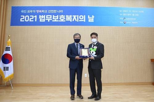 ▲남덕우 대영자동차운전학원·대영중장비학원 대표원장이 한국법무보호복지공단으로부터 '법무보호복지의 날' 감사패를 받았다. / 사진=대영자동차운전학원·대영중장비학원