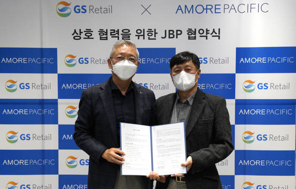 ▲박영훈 GS리테일 디지털커머스BU장(오른쪽)과 안세홍 아모레퍼시픽 대표가 GS샵과 아모레퍼시픽 JBP협약식에서 기념촬영을 하고 있다. / 사진=GS리테일