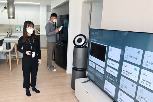 ▲LG전자 연구원들이 '홈 IoT익스피리언스랩'에 설치된 스마트 가전을 활용해 서비스를 검증하고 있다. / 사진=LG전자
