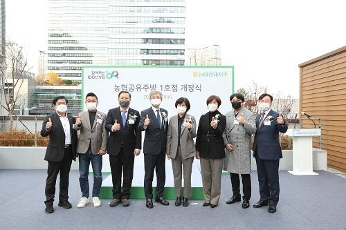 ▲(왼쪽부터) 박하완 하나로마트 성남유통센터 지사장, 김명수 성남시 의원, 조정식 성남시의회 부의장, 장철훈 농협경제지주 농업경제대표이사, 황미애 소상공인시장진흥공단 소상공인본부장, 서은경 성남시 의원, 김유구 위대한상사 대표, 이종욱 농협경제지주 식품사업부 부장이 농협공유주방 1호점 개장식 기념 사진에서 기념사진을 촬영하고 있다. / 사진=위대한상사