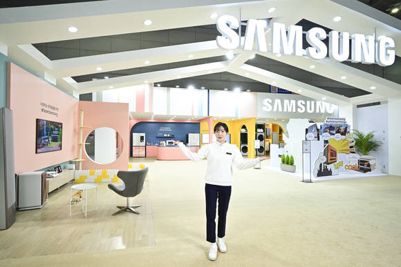 ▲삼성전자 모델이 광주광역시 김대중컨벤션센터에서 열리는 ‘2021 국제 IoT·가전·로봇박람회’에 마련된 삼성전자 스마트홈 부스를 소개하고 있다. / 사진=삼성전자