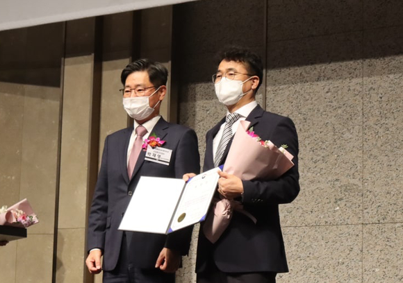 ▲이동환 제이브이엠 전무(오른쪽)와 박재영 산업통상자원부 제조산업정책관이 시상식 후 기념촬영을 하고 있다. / 사진=한미약품