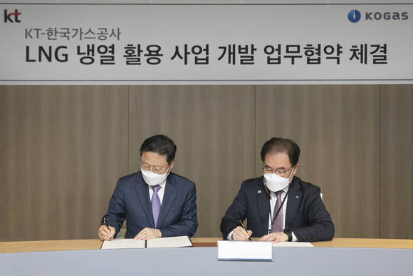 ▲신수정 KT 엔터프라이즈부문장(왼쪽)과 이승 한국가스공사 부사장이 업무협약서에 서명하고 있다. / 사진=KT