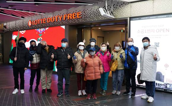 ▲롯데면세점은 팬더믹 이후 약 2년 만에 첫 외국인 단체 관광객이 방문했다고 밝혔다. / 사진=롯데면세점