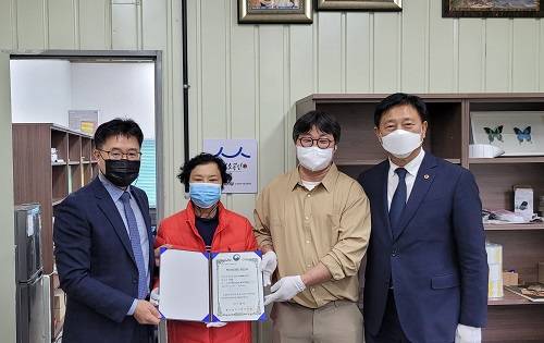 ▲(왼쪽부터) 장대교 광주전남 중소벤처기업청장, 오명애 북하특품사업단 회장, 정병준 북하특품사업단 대표, 김한종 전라남도의회 회장이 백년가게·백년소공인 선정 기념촬영을 하고 있다. / 사진=북하특품사업단