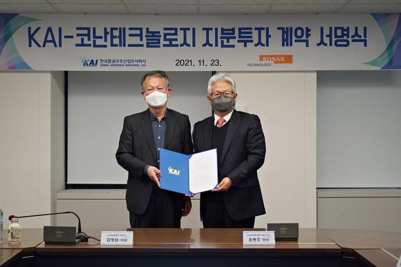 ▲김영섬 코난테크놀로지 대표(왼쪽)와 윤종호 KAI 기술혁신센터장이 지분 인수 계약식에서 기념촬영을 하고 있다. / 사진=한국항공우주산업