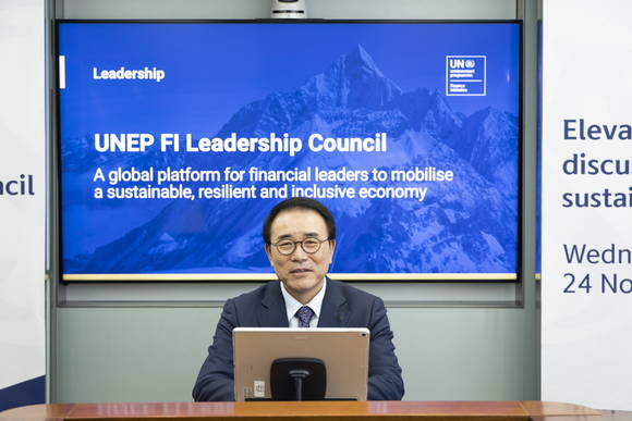 ▲조용병 신한금융그룹 회장이 24일 오후 UNEP FI(유엔 환경계획 금융이니셔티브)의 공식 파트너십 기구인 ‘리더십 위원회(Leadership Council)’ 초대 회의에 참석했다. / 사진=신한금융