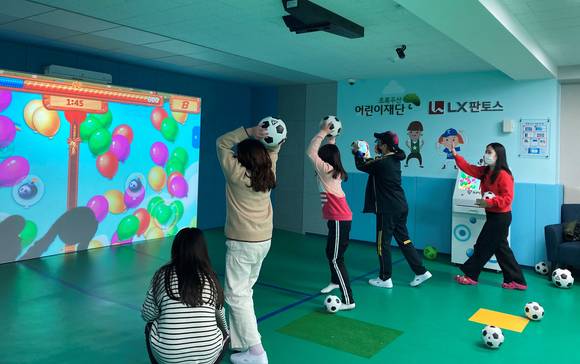 ▲VR학습놀이터를 방문한 아이들이 VR기기를 사용하고 있다. / 사진=LX판토스