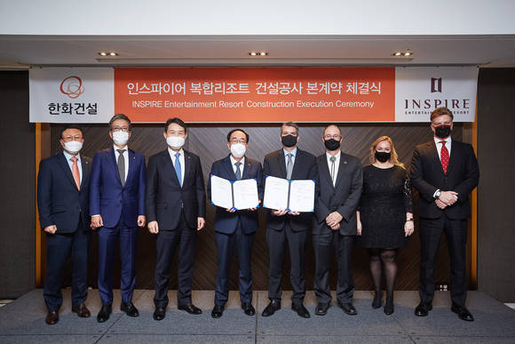 ▲최광호 한화건설 부회장(왼쪽 네번째)과 바비 소퍼 MGE 해외사업 총괄 대표(다섯번째) 등 양측 관계자들이 11월 30일 진행된 서울 중구 더프라자호텔에서 진행된 인스파이어 복합리조트 1단계 건설공사 본계약 체결식에서 기념사진을 촬영하고 있다. / 사진=한화건설