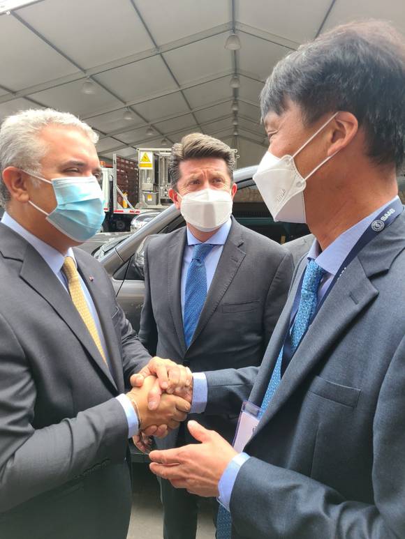 ▲콜롬비아 보고타에서 열린 ‘Expodefensa 2021’ KAI 부스를 찾은 이반 두케 콜롬비아 대통령(왼쪽부터), 디에고 몰라노 콜롬비아 국방장관, 김한일 KAI 상무 / 사진=한국항공우주산업