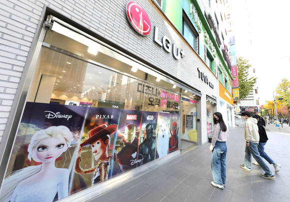 ▲LG유플러스 강남직영점 외부를 월트디즈니 컴퍼니의 캐릭터·콘텐츠 콘셉트로 꾸민 모습 / 사진=LG유플러스