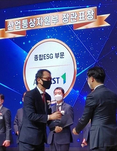 ▲양한용 에어퍼스트 사장이 2021 지속가능경영유공 시상식에서 수상을 받고 있다. / 사진=에어퍼스트