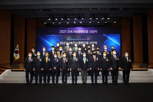 ▲2021 지속가능경영유공 수상 단체 사진 / 사진=에어퍼스트