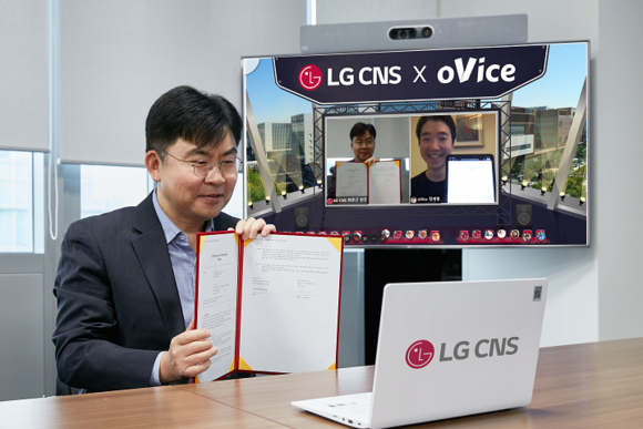▲최문근 LG CNS DT사업부장이 메타버스 공간에서 정세형 오비스 대표(TV화면 속 오른쪽)와 업무협약을 체결한 뒤 기념촬영을 하고 있다. / 사진=LG CNS