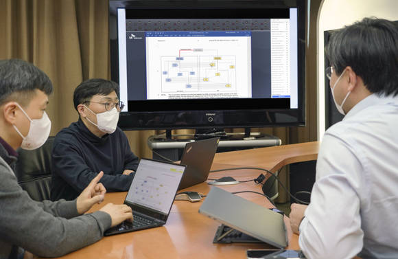 ▲SK텔레콤은 ‘양자암호통신 네트워크 통합관리규격 표준(ETSI GS QKD-018)’이 유럽전기통신표준화기구(ETSI)에서 표준으로 인정됐다고 9일 밝혔다. ETSI 표준화 회의에 참석한 SK텔레콤 연구원이 화상회의를 하고 있다. / 사진=SK텔레콤