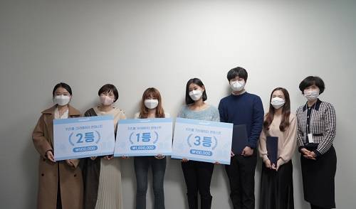 ▲신정화 키즈룹 부사장(오른쪽)이 키즈룹 크리에이터 콘테스트 시상식에서 수상자들과 기념촬영하고 있다 / 사진=키즈룹
