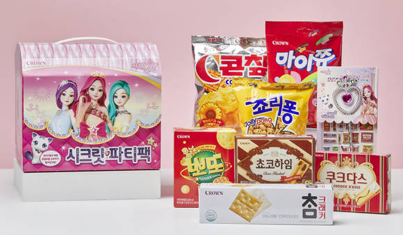 ▲크라운제과는 인기 애니메이션 시크릿쥬쥬 별의여신을 테마로 한 크리스마스 한정판 과자세트 '시크릿 파티팩'을 출시한다고 밝혔다. / 사진=크라운제과