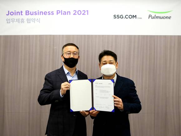 ▲천영훈 풀무원식품 영업본부장(왼쪽)과 황운기 SSG닷컴 상품본부장이 업무협약 체결 후 기념사진 촬영을 하고 있다. / 사진=풀무원