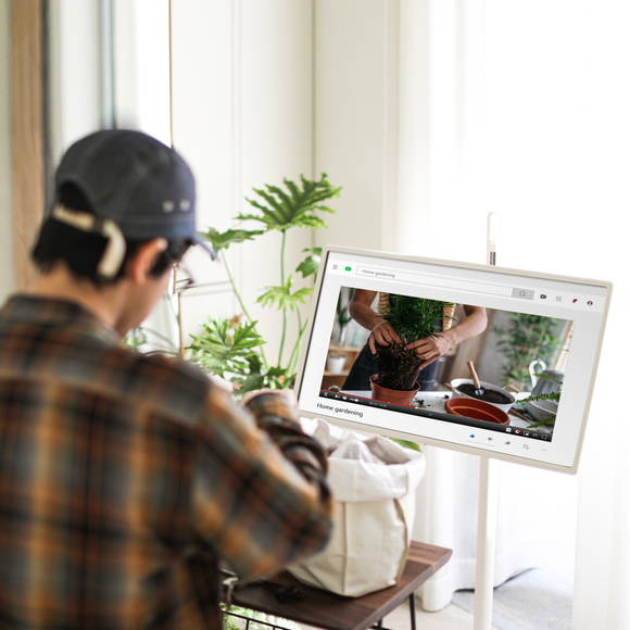 ▲LG전자 모델이 LG 스탠바이미를 사용하고 있다. / 사진=LG전자
