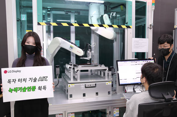 ▲LG디스플레이 성능평가태스크 연구원들이 AIT 기술을 적용해 만든 터치 디스플레이 성능을 평가하고 있다. / 사진=LG디스플레이