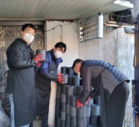 ▲12월 12일 서울 노원구 중계본동 백사마을을 찾은 DL이앤씨 임직원들이 연탄배달 봉사활동을 진행하고 있다. / 사진=DL이앤씨