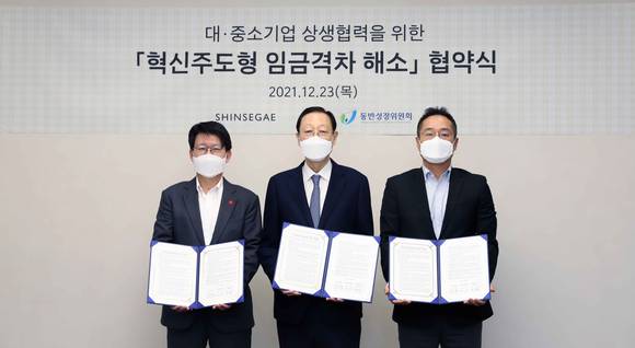 ▲(왼쪽부터) 손영식 신세계 대표, 권기홍 동반성장위원회 위원장, 박병훈 동아수산 대표가 23일 신세계백화점 본사에서 협약 후 기념촬영을 하고 있다. / 사진=신세계백화점