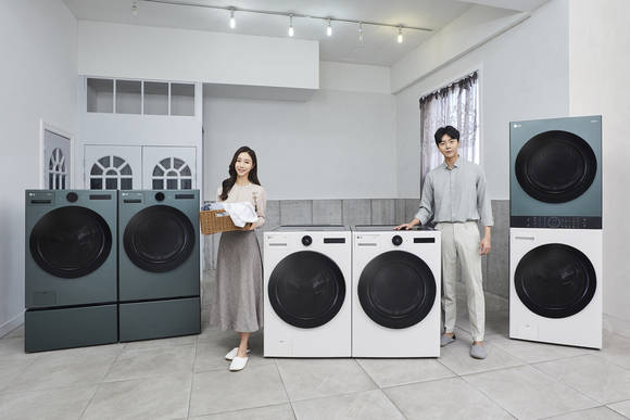 ▲모델들이 LG 트롬 세탁기·건조기(가운데), 오브제컬렉션 색상인 LG 트롬 세탁기·건조기(왼쪽), 원바디 세탁건조기 LG 트롬 워시타워 오브제컬렉션을 소개하고 있다. / 사진=LG전자