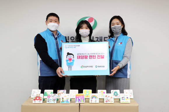 ▲대우건설 임직원들이 에너지 빈곤국가 아이들에게 태양광 랜턴을 조립해 전달하는 ‘라이팅칠드런’ 캠페인을 진행하고 기념사진을 촬영하고 있다. / 사진=대우건설