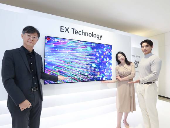 ▲29일 마곡 LG사이언스파크에서 열린 'OLED.EX' 미디어데이에서 오창호 LG디스플레이 대형 사업부장 부사장(왼쪽)이 차세대 TV 패널 'OLED.EX'를 소개하고 있다. / 사진=LG디스플레이