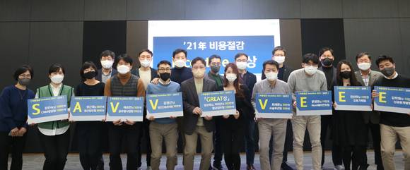 ▲문동권 신한카드 경영기획그룹장(뒷줄 왼쪽 두번째)과 비용절감 과제를 수행한 직원들이 5일 열린 시상식에서 기념사진을 찍고 있다. / 사진=신한카드