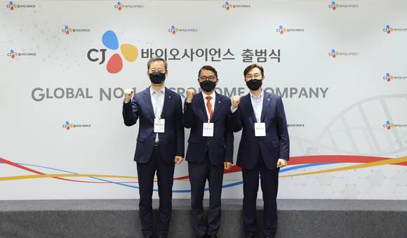 ▲(왼쪽부터) 최은석 CJ제일제당 대표, 천종식 CJ바이오사이언스 대표, 황윤일 CJ제일제당 바이오사업부문장이 'CJ바이오사이언스 출범식'에서 기념촬영을 하고 있다. / 사진=CJ제일제당