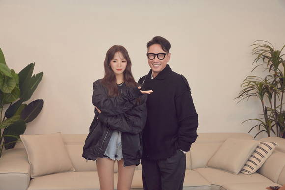 ▲(왼쪽부터) LG전자의 가상 인플루언서 래아와 윤종신 미스틱스토리 대표 프로듀서가 기념촬영을 하고 있다. / 사진=LG전자